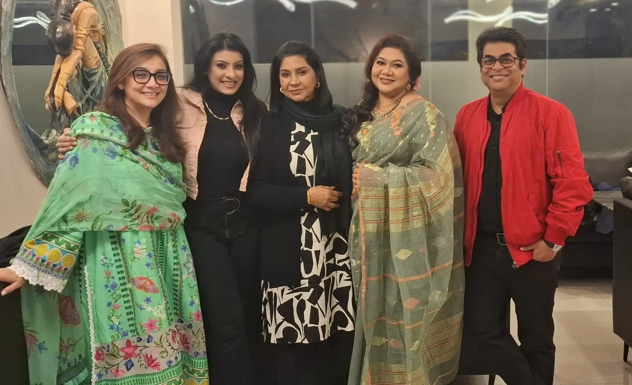 ওমরাহ করে দেশে বেড়াতে এসেছেন রিয়া