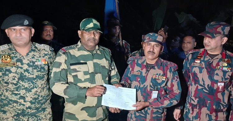 বিএসএফের ঠেলে পাঠানো মা-ছেলেকে ভারতে হস্তান্তর