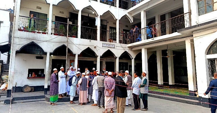 ভোটগ্রহণ শুরুর আগেই কেন্দ্রে দীর্ঘ লাইন