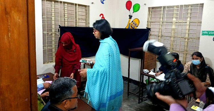 ঢাকা-৯ আসনের প্রার্থী তাসনিম জারা ভোট দিলেন ঢাকা-১১ আসনে