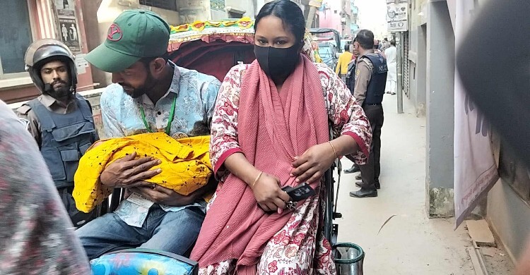আগের রাতে জন্ম দেওয়া সন্তান নিয়ে ভোটকেন্দ্রে এলেন তানজিলা