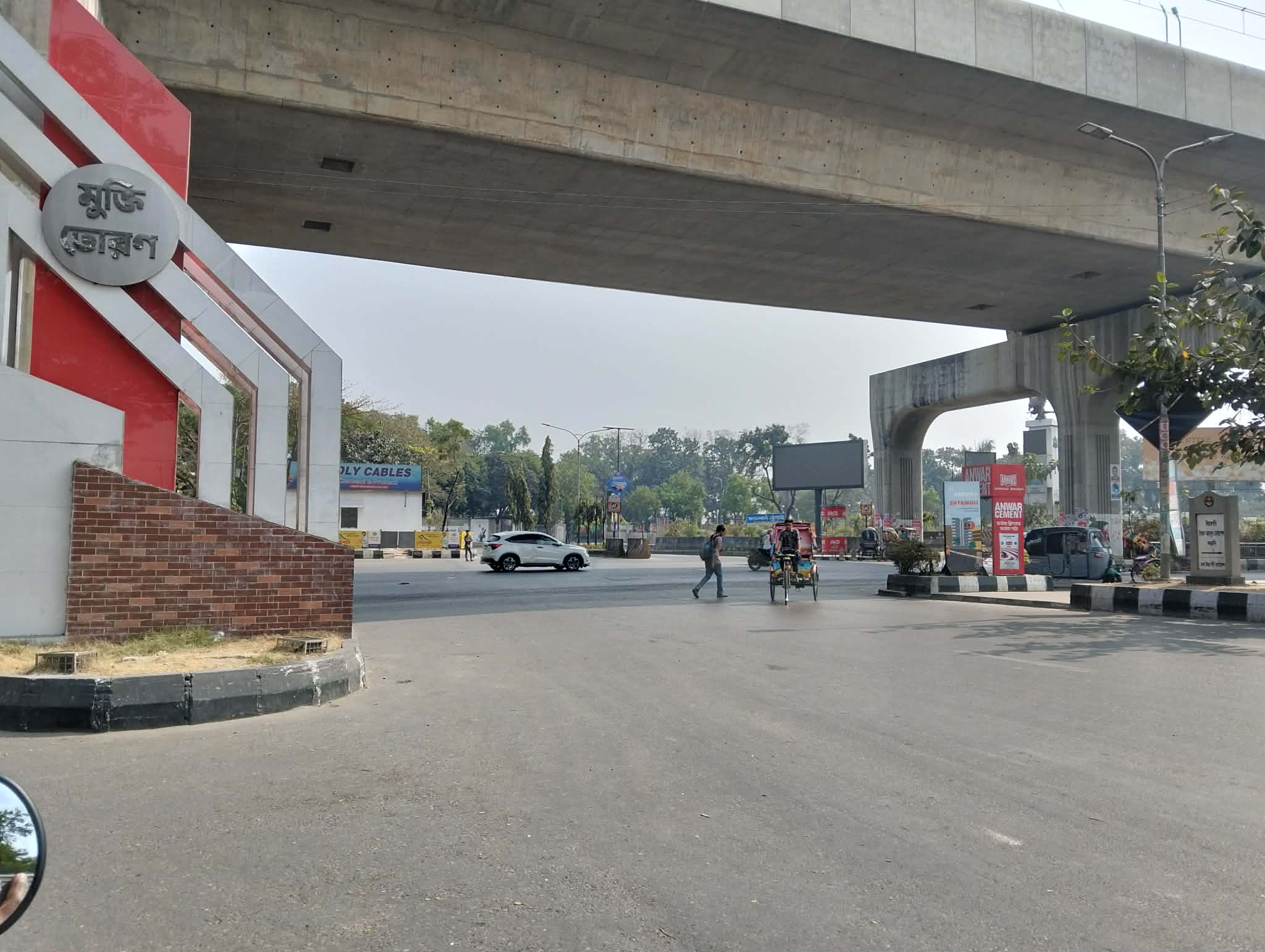 নগরজুড়ে সুনসান, চলছে ফাঁকা যানবাহন