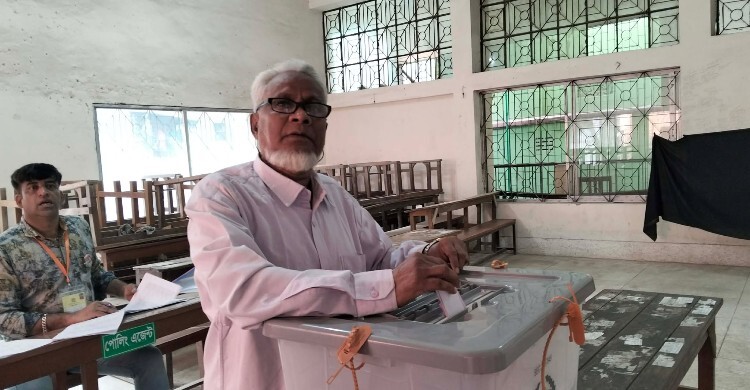 অস্ট্রেলিয়া থেকে পুরান ঢাকায়, সকালেই হাজির ভোটকেন্দ্রে