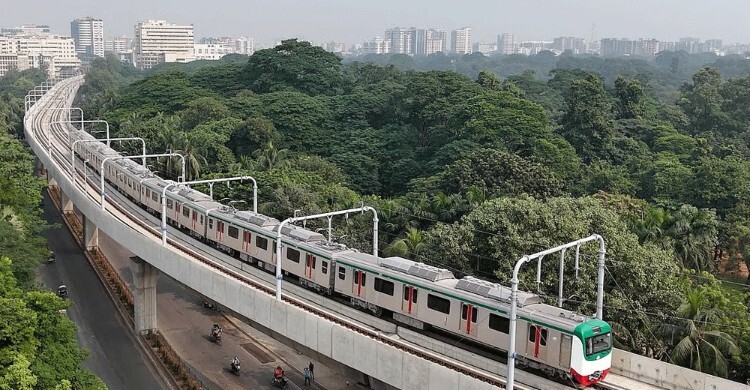 মেট্রোরেলে চড়ে উত্তরা-মিরপুরের ভোটার ভোট দিচ্ছেন দক্ষিণ ঢাকায়