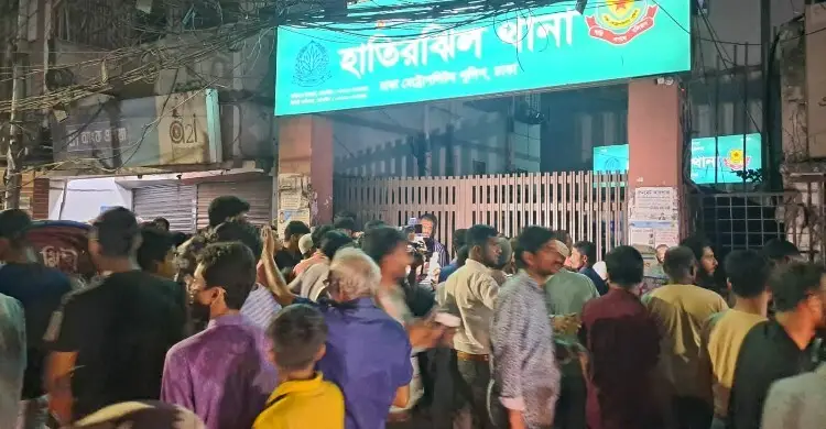 লিফটের ফাঁকা স্থানে শিশুর মরদেহ, বিচার চেয়ে হাতিরঝিল থানা ঘেরাও