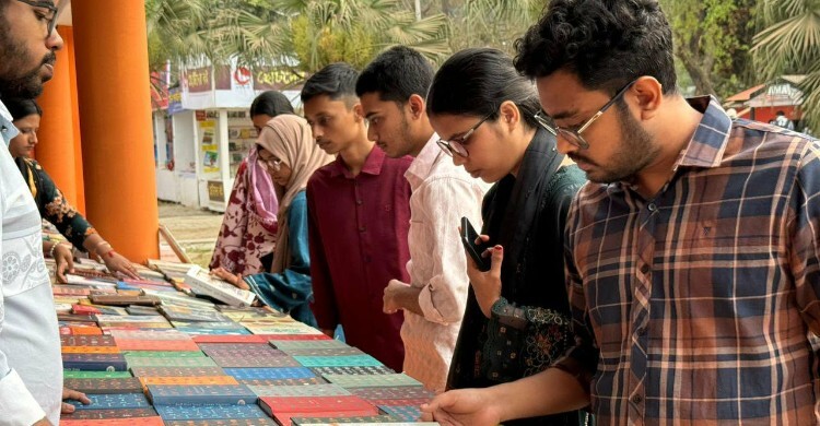 দিনে নীরব বইমেলায় ভিড় বাড়ছে সন্ধ্যায়