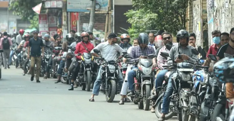 জ্বালানি তেলের দাম বাড়লো: লাইন কমবে নাকি ভোগান্তি বাড়বে?