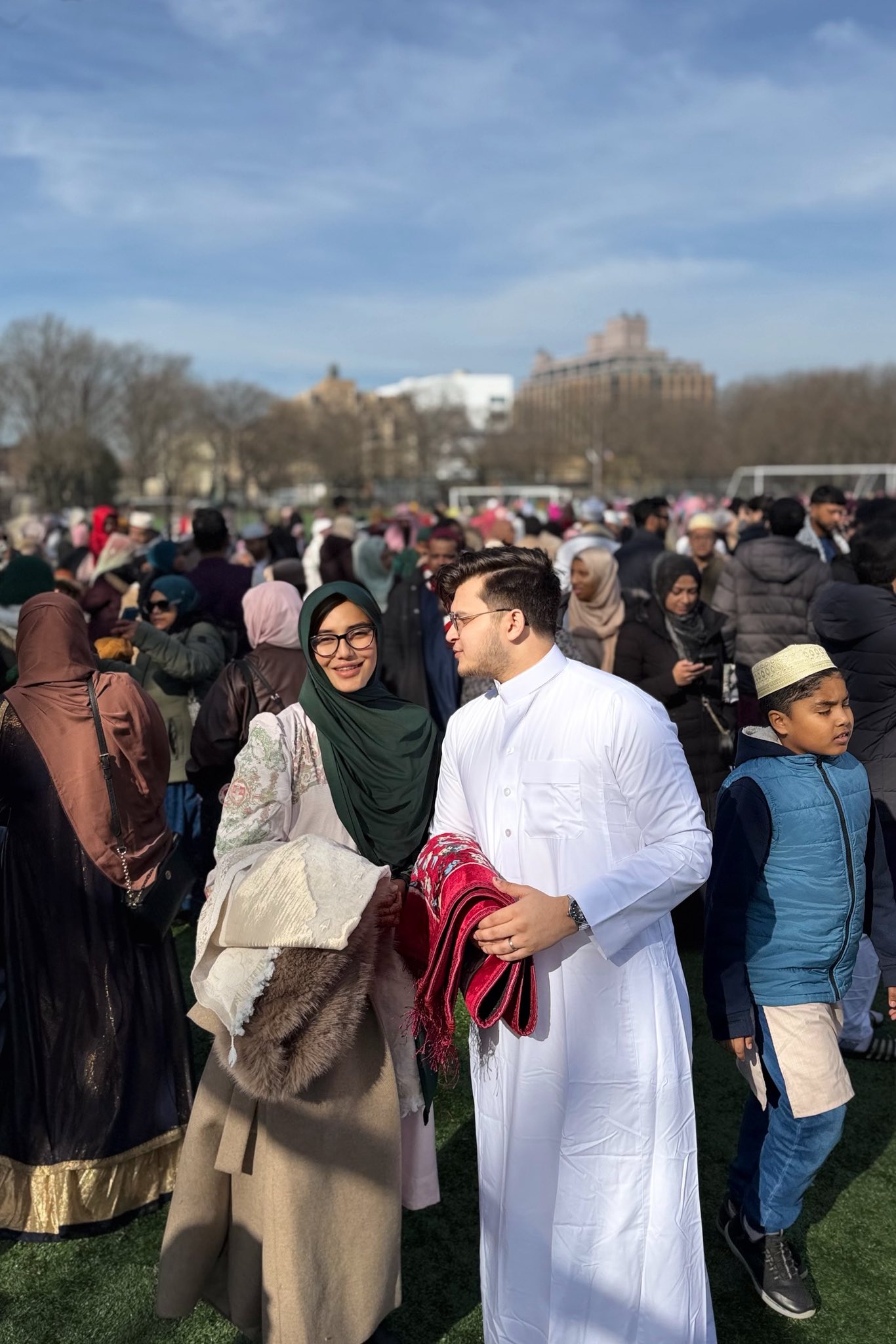 ঈদের নামাজ পড়লেন মাহি