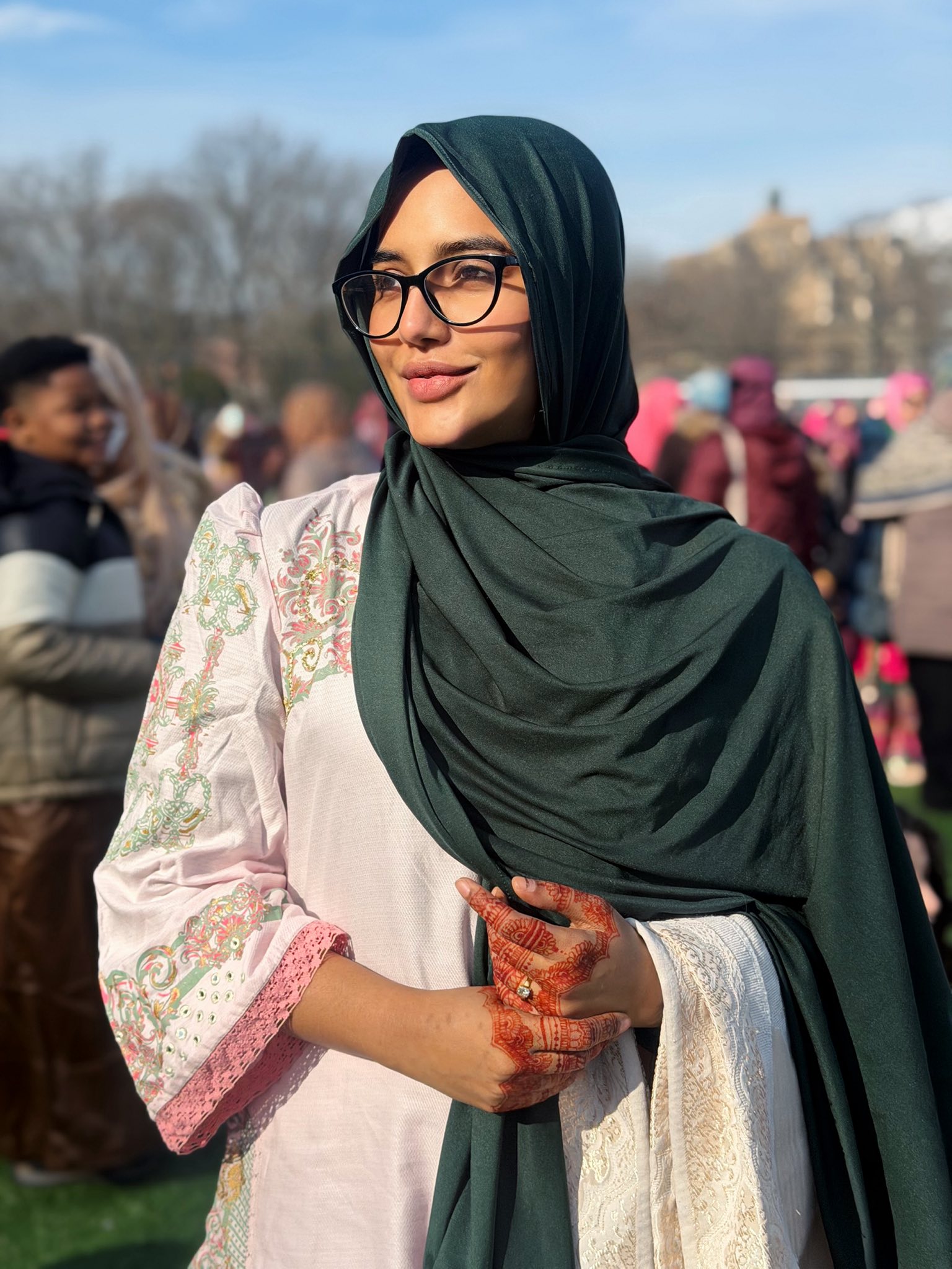 ঈদের নামাজ পড়লেন মাহি