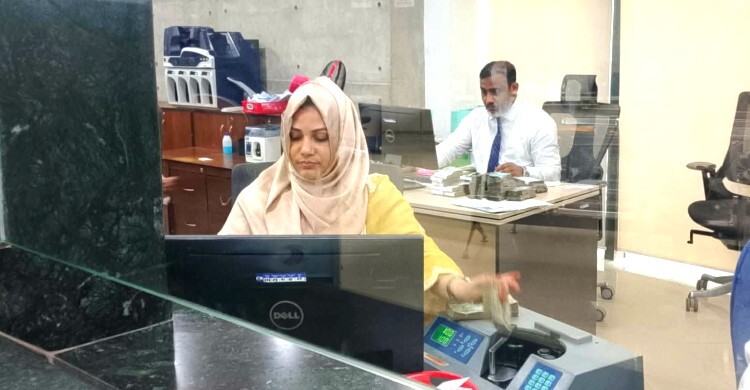 ঈদের ছুটি শেষে ব্যাংকে লেনদেন শুরু, ফিরছে স্বাভাবিক গতি