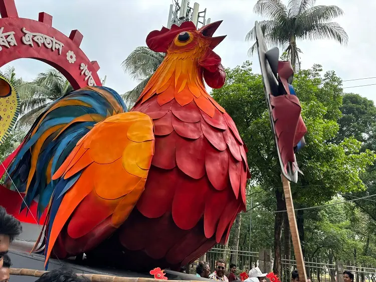 মেট্রোরেল স্টেশনের ছাদে লেগে ভাঙলো নববর্ষের মোটিফ