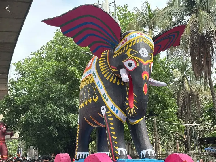 মেট্রোরেল স্টেশনের ছাদে লেগে ভাঙলো নববর্ষের মোটিফ