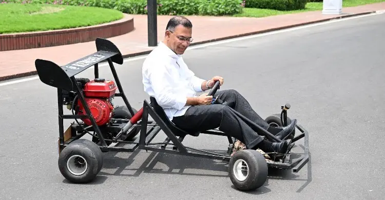 কলেজছাত্রের বানানো গো-কার্ট চালিয়ে উৎসাহ দিলেন প্রধানমন্ত্রী