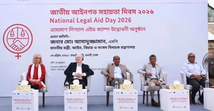 কড়াইল বস্তিতে ভ্রাম্যমাণ আইনি সেবা ক্যাম্প, পরামর্শ দিলেন আইনমন্ত্রী