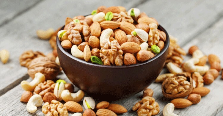 স্বাস্থ্যকর ভেবে বেশি ড্রাই ফ্রুটস খেলেই বিপদ