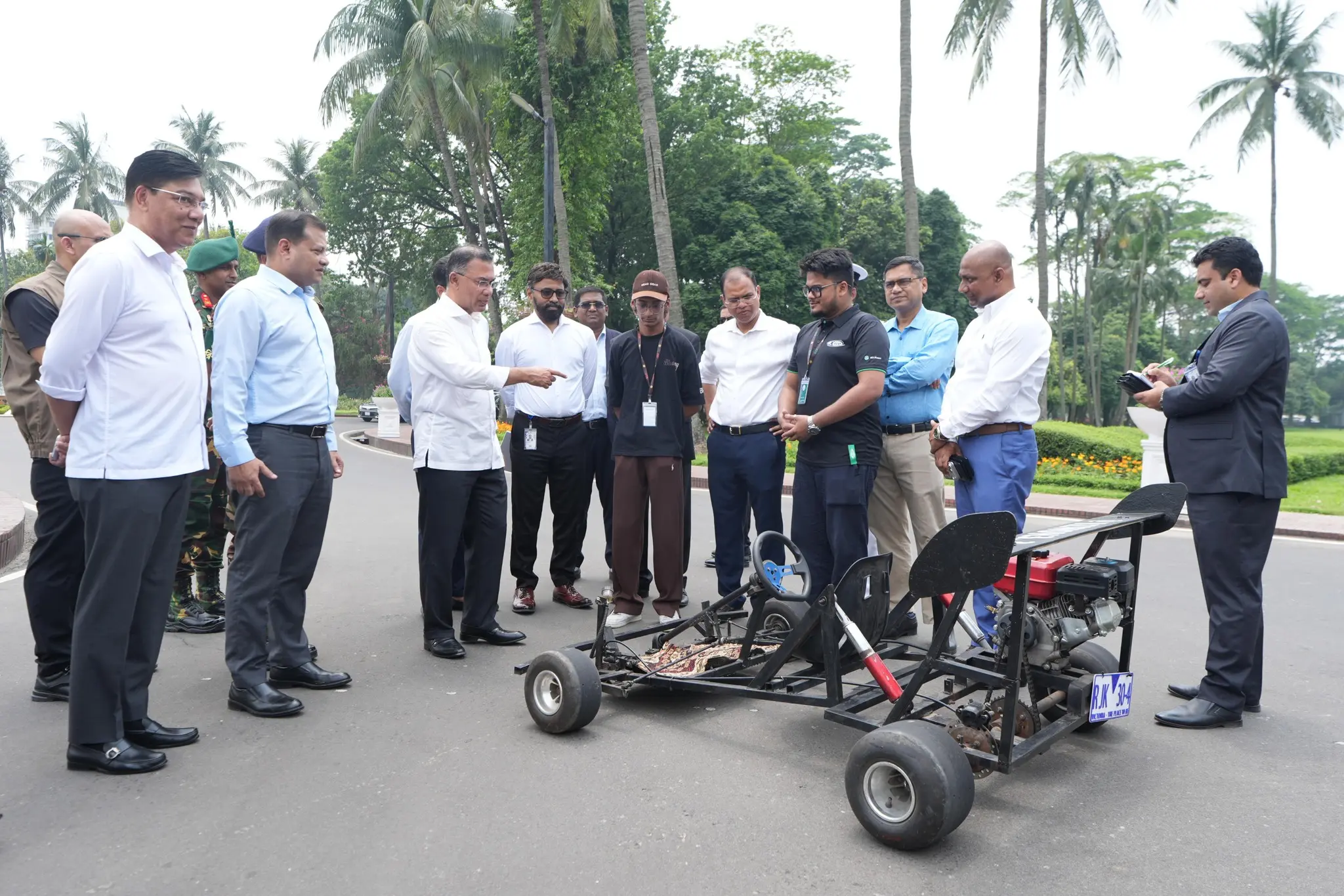 কলেজছাত্রের বানানো গো-কার্ট চালিয়ে উৎসাহ দিলেন প্রধানমন্ত্রী