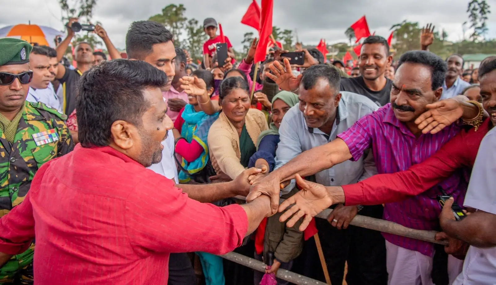 সমর্থকদের মাঝে অনুরা কুমারা দিশানায়েকে/ ছবি: এনপিপি শ্রীলঙ্কা