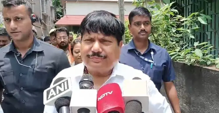 ‘মসজিদে নামাজ পড়লে অসুবিধা নেই, রাস্তায় পড়া যাবে না’