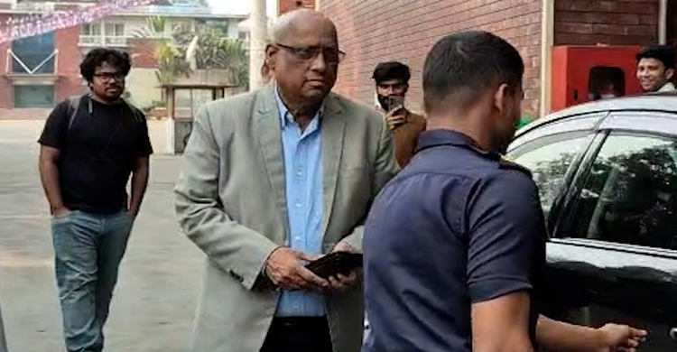 বিসিবিতে মিটিং শেষে বের হচ্ছেন নাজমুল আবেদিন ফাহিম