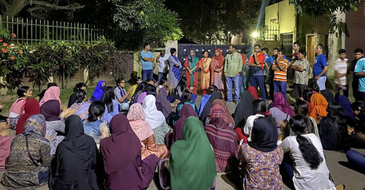 জাবিতে মধ্যরাতে উপাচার্য ভবনের সামনে ছাত্রীদের অবস্থান