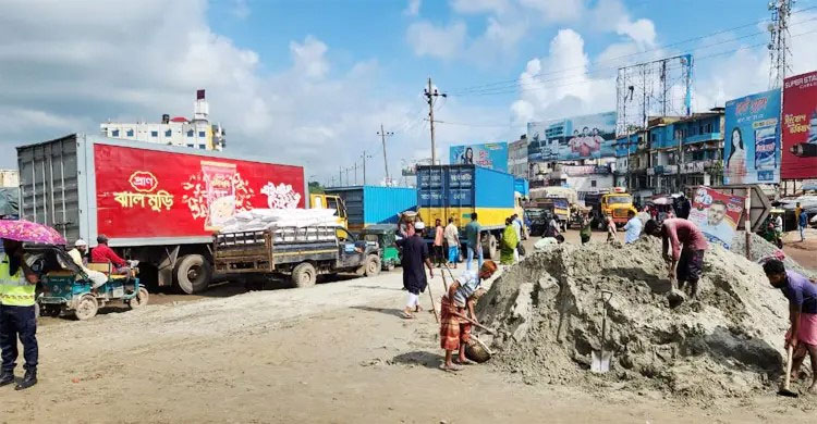 চাকরি বাঁচাতে ঢাকা ছেড়ে কর্মকর্তারা সড়কে, দুর্ভোগ পোহাতে হবে আরও 