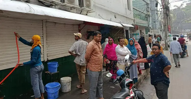 গাড়ির আপেক্ষা করছেন সাধারণ মানুষ। সকাল ১০টা।