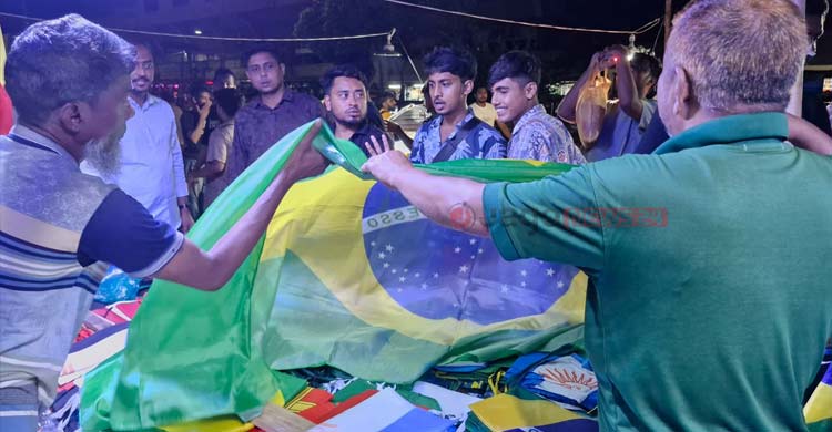 ফুটপাতে জমে উঠেছে বেচাকেনা
