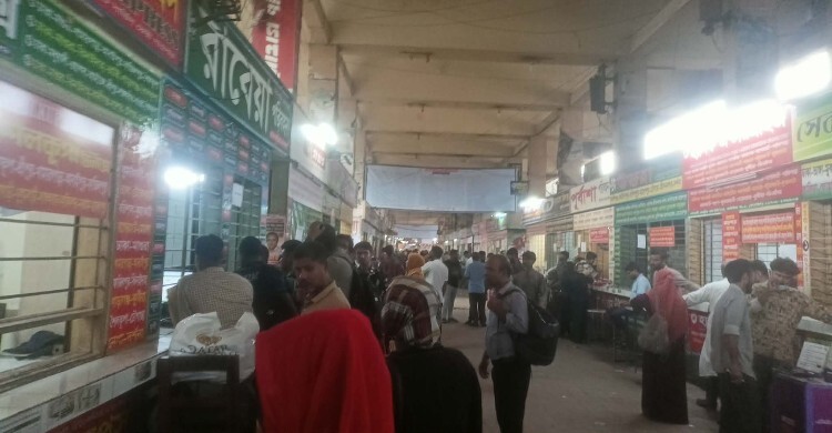 ঘরমুখো মানুষের চাপ গাবতলীতে, মিলছে না বাসের টিকিটি
