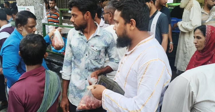 ঈদের আনন্দকে পূর্ণতা দিতে মাংসের হাটে