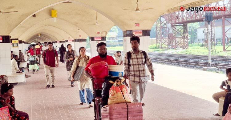 ট্রেনে স্বস্তি নিয়ে ঢাকায় ফিরছে মানুষ