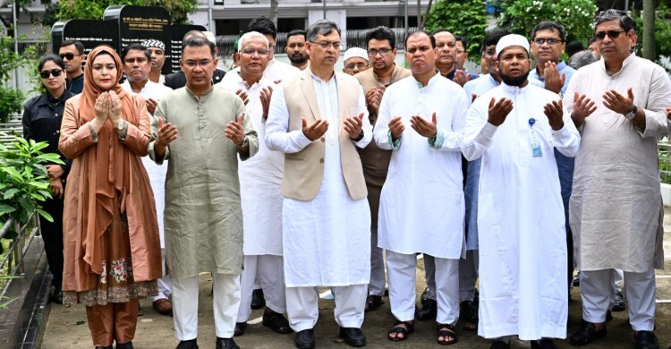 পিলখানায় শহীদ সেনা কর্মকর্তাদের কবর জিয়ারতে প্রধানমন্ত্রী তারেক রহমান