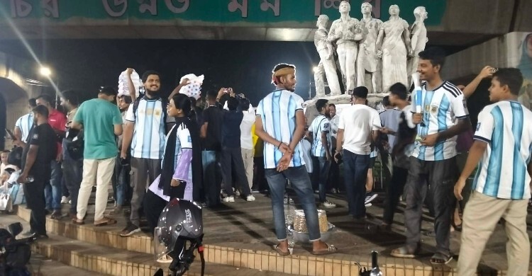 সকালের ম্যাচ দেখতে রাতেই ঢাকা বিশ্ববিদ্যালয়ে আর্জেন্টিনা সমর্থকদের ভিড়