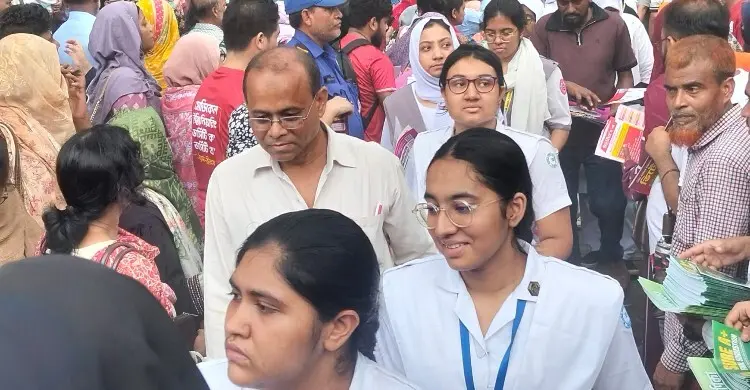 হাসিমুখে কেন্দ্র ছাড়লেন পরীক্ষার্থীরা, স্বজনদের স্বস্তি