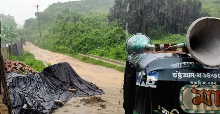 বৃষ্টিতে চট্টগ্রামে পাহাড়ধসের শঙ্কা, ঝুঁকিপূর্ণ এলাকা ছাড়তে মাইকিং
