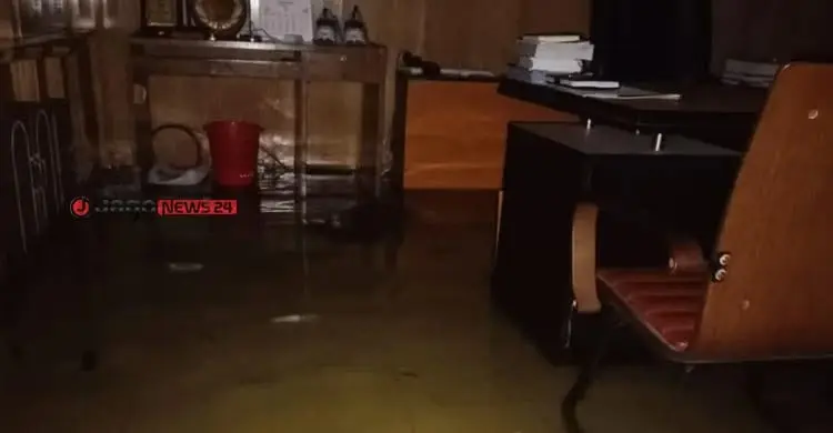 সড়ক-নালা-ড্রেন একাকার, জলাবদ্ধ সড়কে ভাড়া নৈরাজ্য