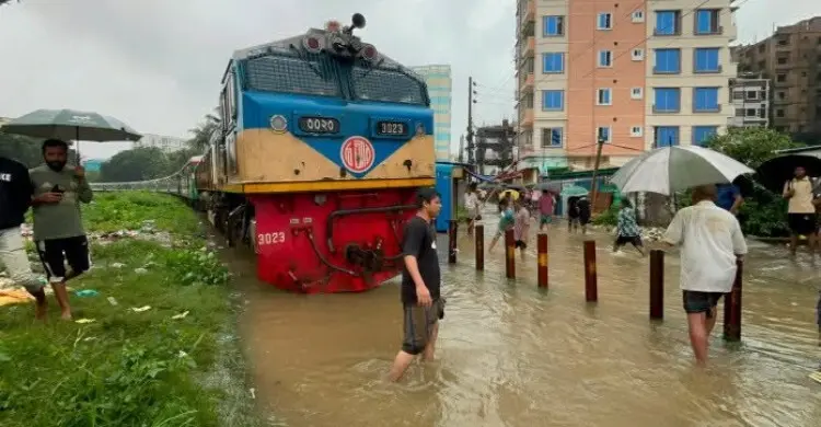 রেললাইন ডুবে যাওয়ায় কক্সবাজারগামী ট্রেন চলাচল বন্ধ