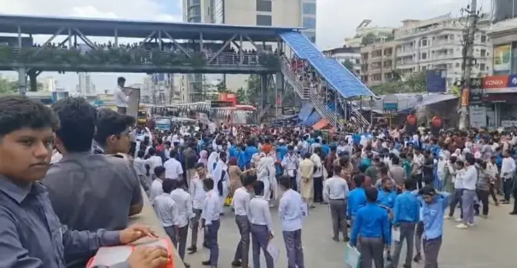 পরীক্ষা শেষে উত্তরায় সড়কে শিক্ষার্থীরা, যান চলাচল বন্ধ