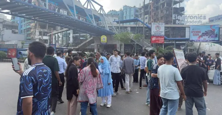 এয়ারপোর্টমুখী সড়কে যানবাহনের দীর্ঘ লাইন