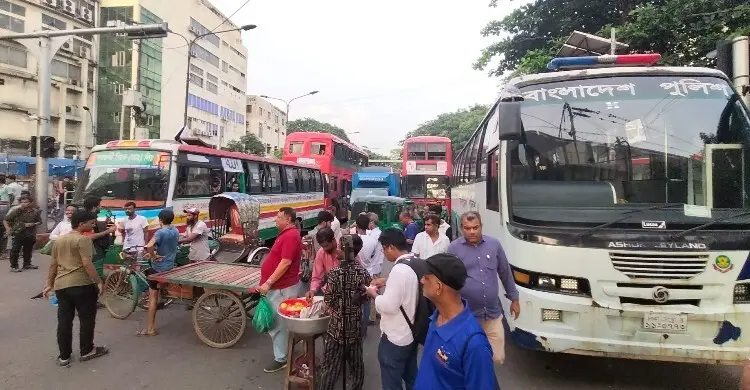 শিক্ষার্থীদের শাহবাগ অবরোধ, তীব্র যানজটে জনদুর্ভোগ