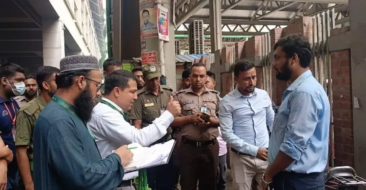 শাহবাগ মেট্রো স্টেশনে অবৈধ স্থাপনা উচ্ছেদ, জরিমানা