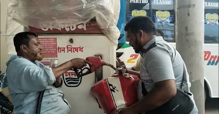 মোটরসাইকেলের ট্যাংকি হাতে ৫ কিলোমিটার পাড়ি দিয়ে তেল নিলেন যুবক