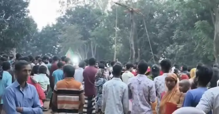 সিরাজগঞ্জে চড়ক পূজা দেখতে মানুষে ঢল