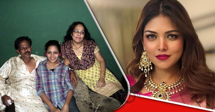 আবেগঘন পোস্টে বাবার জন্য দোয়া চাইলেন পিয়া
