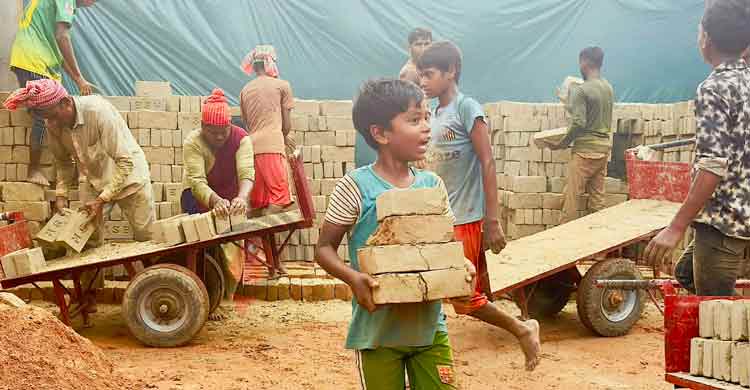 জলবায়ু পরিবর্তনের থাবা, ইটভাটার দাসত্বে শৈশব হারাচ্ছে শিশুরা