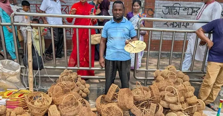 পহেলা বৈশাখে বেচাকেনায় হাসি ফুটেছে হকারদের মুখে
