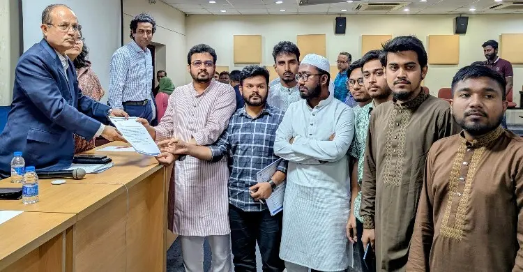 থানার ভেতর হামলার বিচার চেয়ে ঢাবি উপাচার্যকে শিবিরের স্মারকলিপি