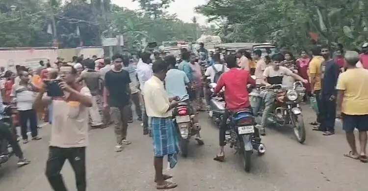 পশ্চিমবঙ্গে রান্নার গ্যাস না পেয়ে খালি সিলিন্ডার নিয়ে সড়ক অবরোধ