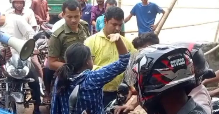 অন্যের ফুয়েল কার্ড-বাইক নিয়ে পাম্পে আসা তরুণের গায়ে হাত তুললেন ইউএনও