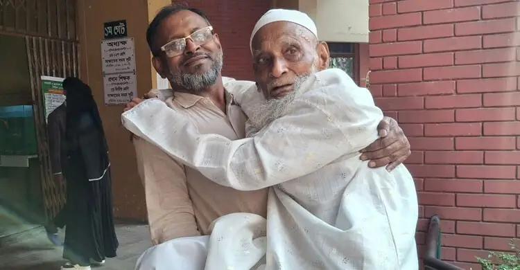 এটাই হয়তো শেষ ভোট, ছেলের কোলে চড়ে ভোট দিলেন ৯০ বছরের কুদ্দুস