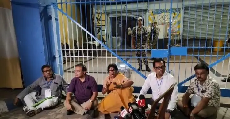 কারচুপির শঙ্কায় স্ট্রংরুম পাহারায় তৃণমূল, পাল্টা জমায়েত বিজেপির